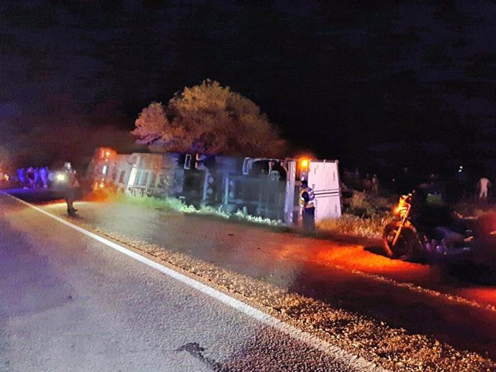 Atacan a policías para saquear un camión con cerveza que volcó en la 34 Atacan a policías para saquear un camión con cerveza que volcó en la 34