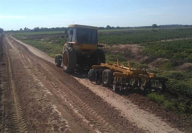 Realizan mejoras en los caminos rurales de Cañada Escobar