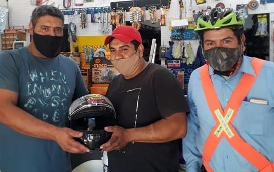 Comerciantes y municipio alientan al uso de casco en Fernández Comerciantes y municipio alientan al uso de casco en Fernández