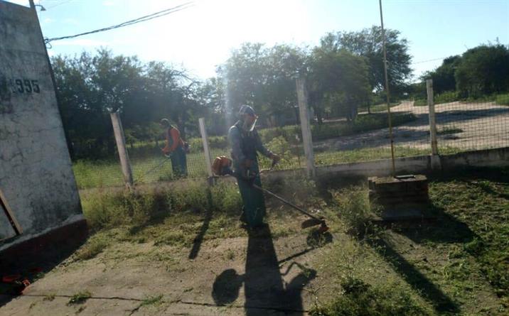 Realizan tareas de limpieza en escuelas de Los Quiroga