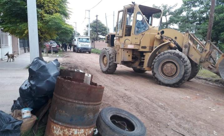 Retiran chatarras de casas bandeñas para luchar contra el dengue