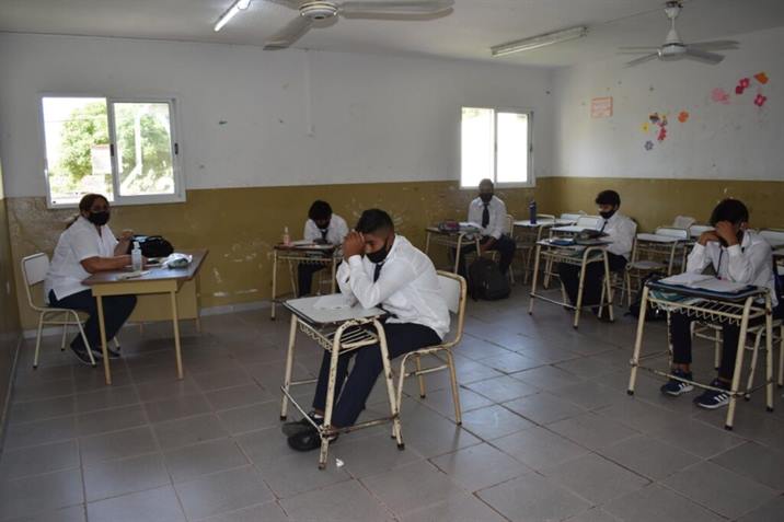 Vuelta a clases: Santiago implementará aulas burbujas