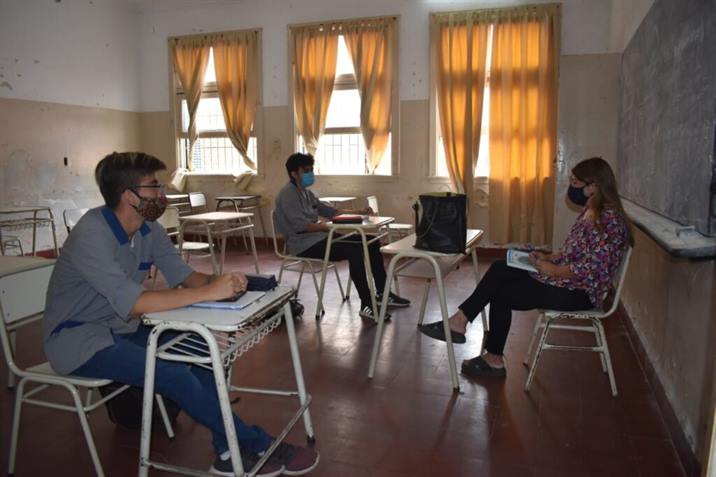 Vuelve el transporte, las clases presenciales y amplían horario de circulación