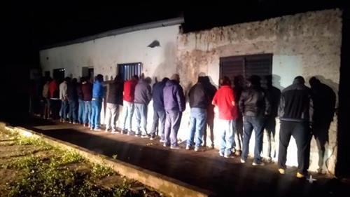 Sin distanciamiento y en un garito ilegal, detienen a 20 personas en Lavalle