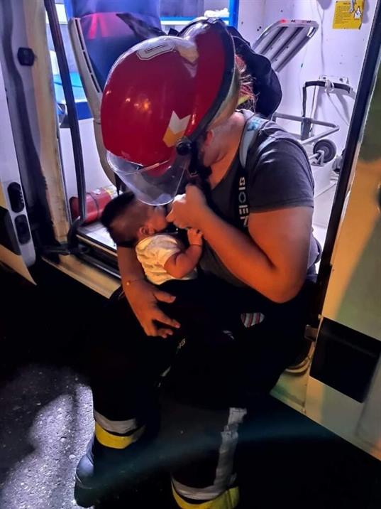 La imagen de la mamá bombero que emocionó en el autódromo La imagen de la mamá bombero que emocionó en el autódromo