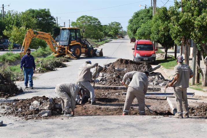 Repavimentación y limpieza de desagües en barrios capitalinos
