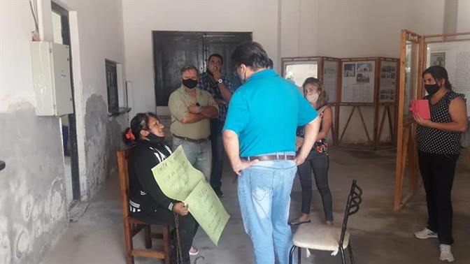 Añatuya: mujer se encadenó para reclamar por el aumento salarial Añatuya: mujer se encadenó para reclamar por el aumento salarial