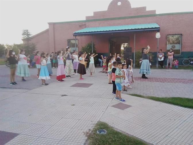 Niños y jóvenes de Beltrán disfrutan del folclore durante las vacaciones Niños y jóvenes de Beltrán disfrutan del folclore durante las vacaciones