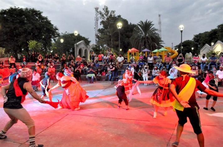 Los bandeños disfrutaron del “Carnaval sobre rieles”