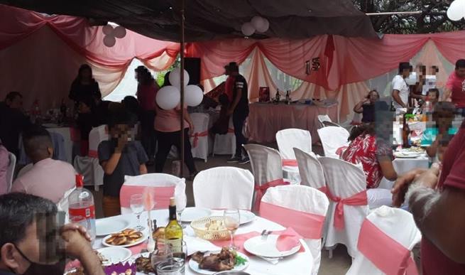 Tiene covid y organizó una fiesta de cumpleaños con 50 invitados