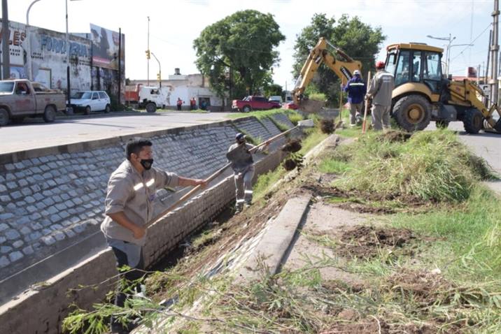 Retiran residuos urbanos que obstruían desagües en avenida Aguirre