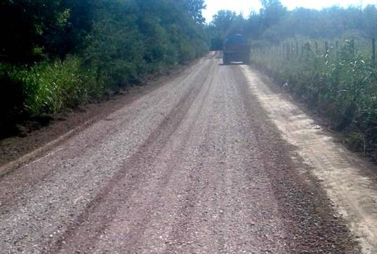 Realizan el enripiado de caminos en Antajé Realizan el enripiado de caminos en Antajé