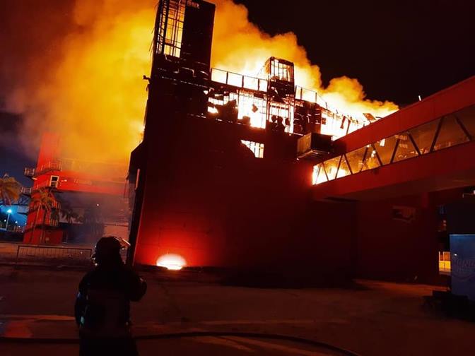 Toda una madrugada para controlar el incendio del autódromo Toda una madrugada para controlar el incendio del autódromo