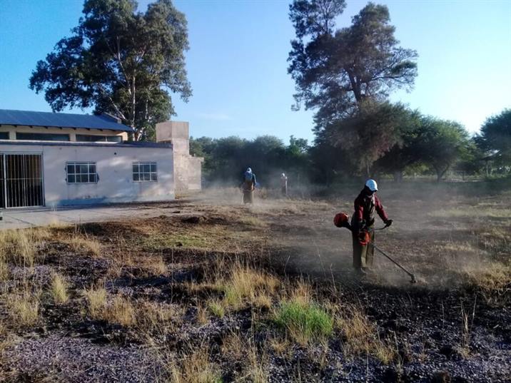 Intensificaron la limpieza de establecimientos educativos de Clodomira y zonas vecinas