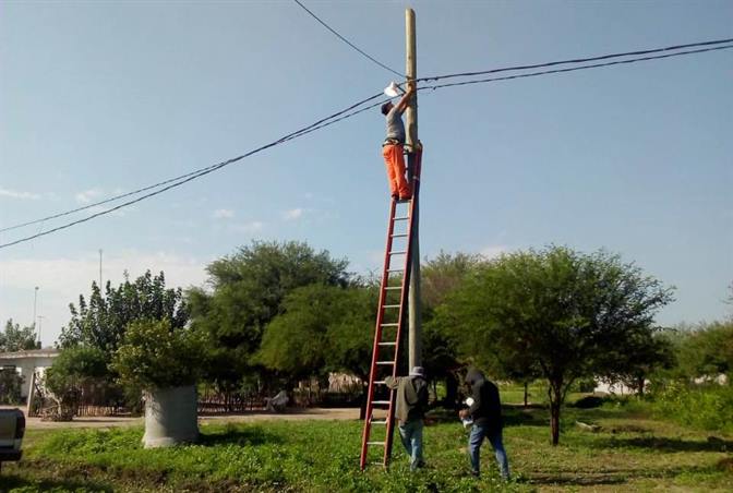 Ejecutan trabajos para cambiar el paisaje nocturno en Los Acosta