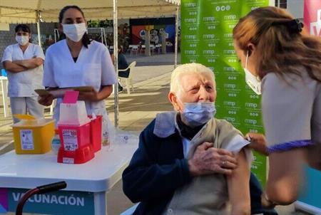 El 27 de febrero inicia la vacunación a mayores de 70 en Santiago El 27 de febrero inicia la vacunación a mayores de 70 en Santiago