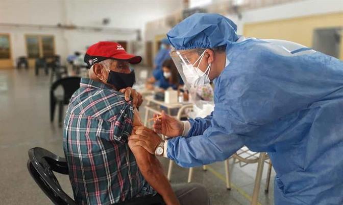 Vacunas covid: Más de 12 mil adultos mayores reciben la primera dosis
