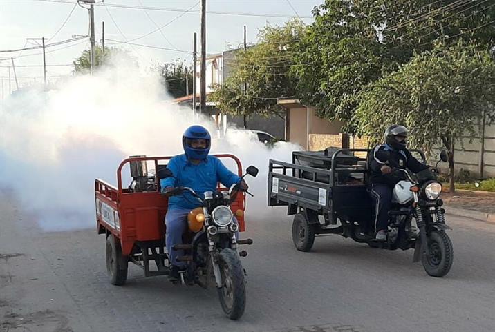 Fumigaciones contra el dengue en barrios bandeños