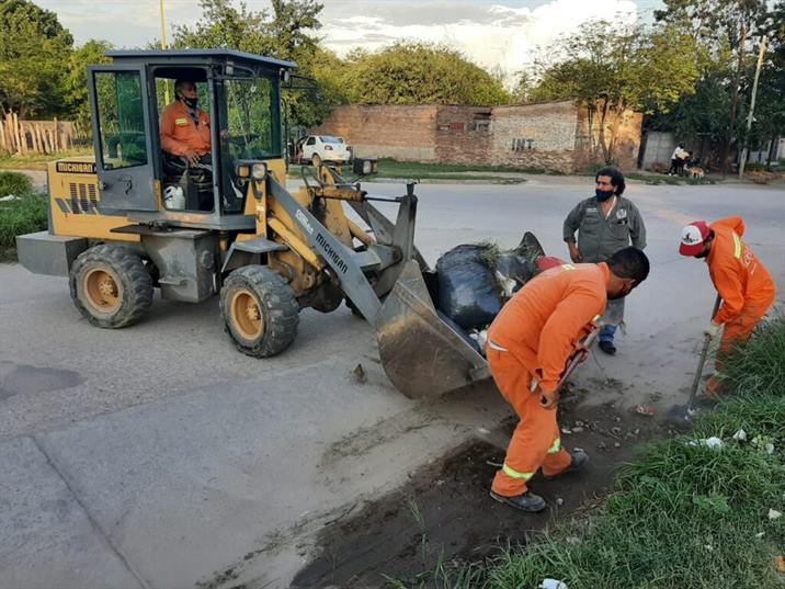 Operativos de limpieza y desmalezamiento en el barrio Avenida