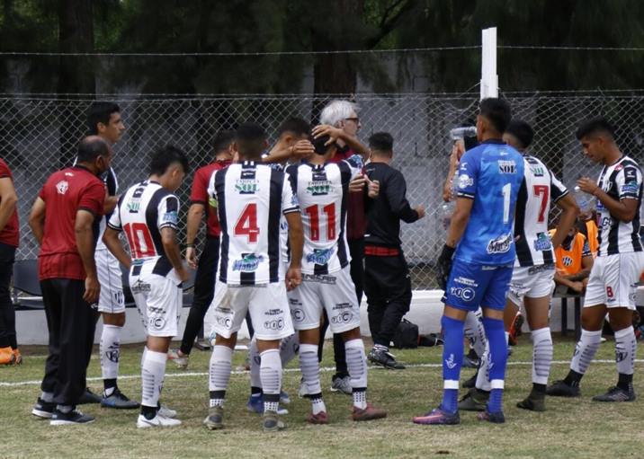 Suspenden el partido de reserva de Central y Estudiantes por una invasión de avispas Suspenden el partido de reserva de Central y Estudiantes por una invasión de avispas