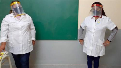 Estudiantes fabrican máscaras para donar a instituciones de Herrera