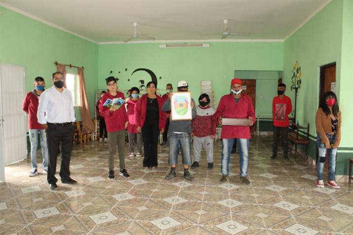 Entregan material educativo a estudiantes de Colonia El Simbolar