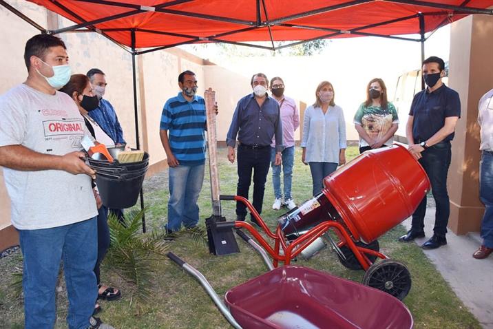 Entregan herramientas para ejecutar proyectos de trabajo en Capital y La Banda