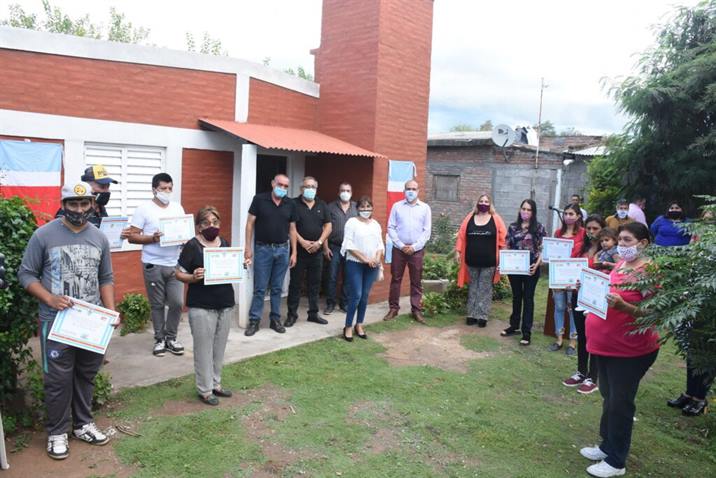 Entregan viviendas a once familias de San Pedro de Guasayán Entregan viviendas a once familias de San Pedro de Guasayán