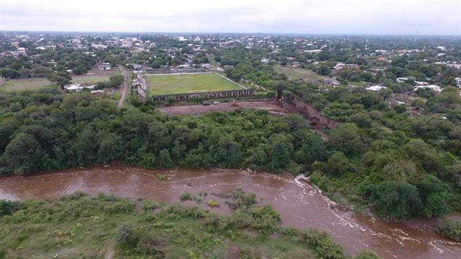Frías: realizan trabajos de contención en el margen del río Albigasta