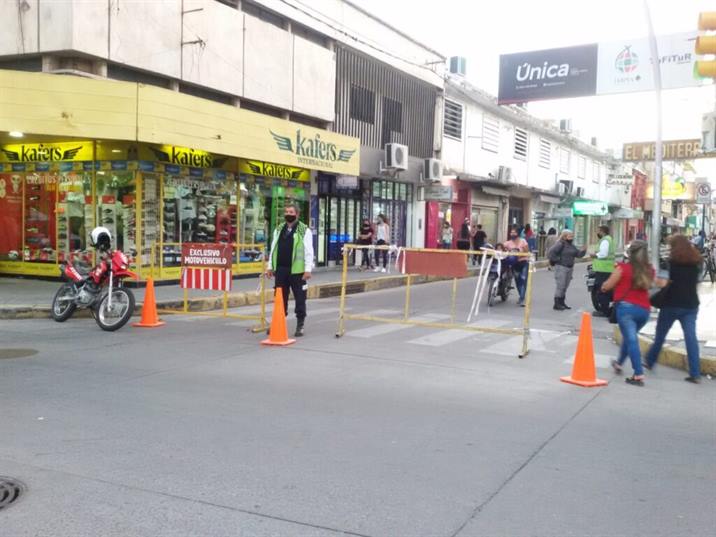 Interrumpen el tránsito en calle Pellegrini por rotura de cañerías