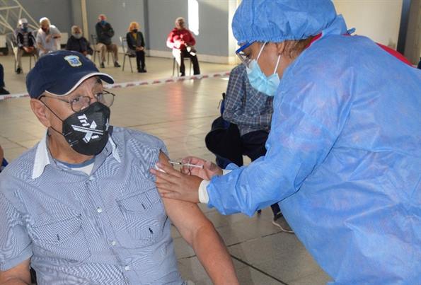 Beltrán comenzó a vacunar a sus adultos mayores contra el covid