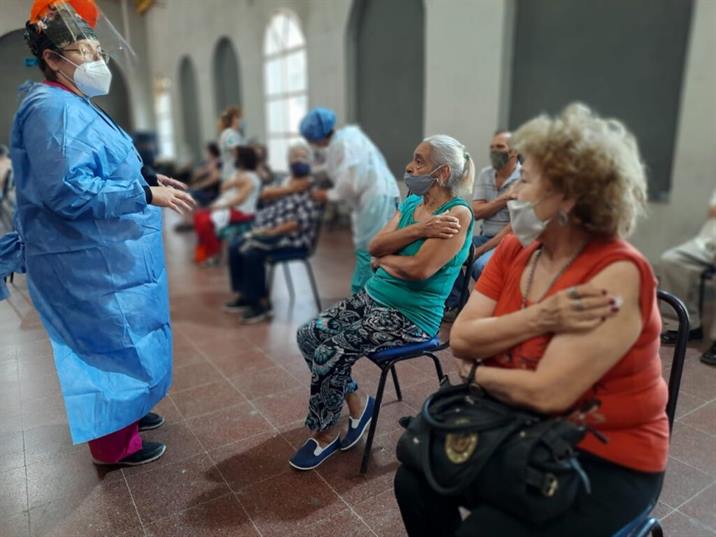 Cientos de adultos mayores de La Banda se vacunaron contra el Covid-19