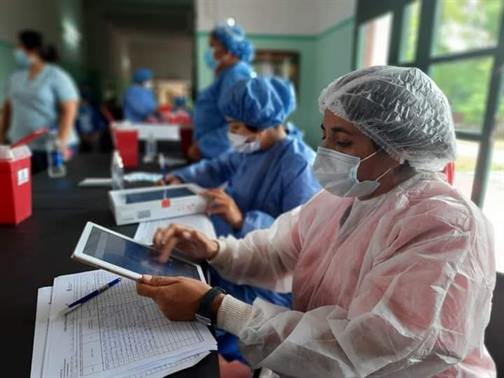 Programan nuevos turnos para vacunar personas de 18 a 59 años con factores de riesgo