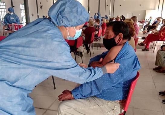 Los añatuyenses mayores de 70 reciben la primera dosis contra el covid