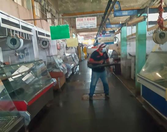 Tareas de higiene en el Mercado Unión para evitar prevenir contagios de covid