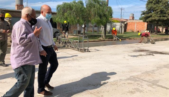 Supervisan obras de pavimentación en el barrio San Fernando