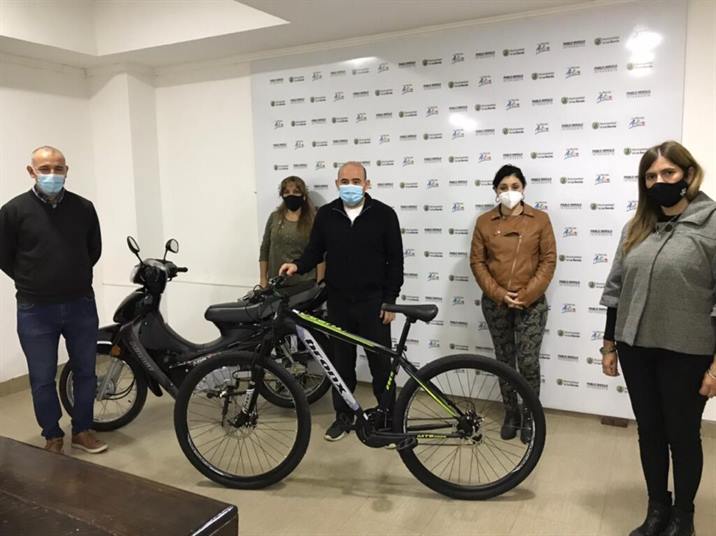 Sortean una bici y una moto entre municipales bandeños