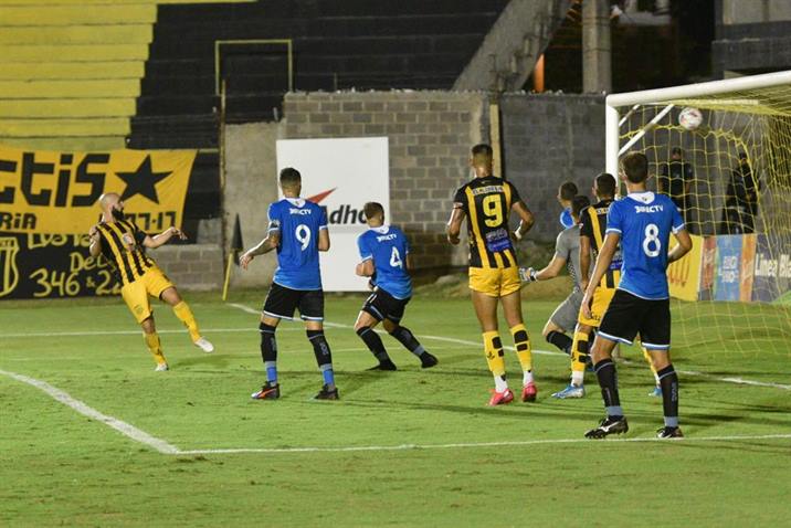 Mitre confirmó su buen momento con un triunfo que lo dejó como puntero Mitre confirmó su buen momento con un triunfo que lo dejó como puntero