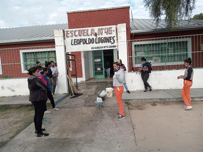 Sanitizan instituciones educativas y dependencias policiales en Los Quiroga
