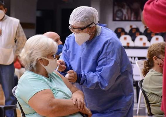 San Pedro inicia la vacunación a más 500 adultos mayores de 60 años San Pedro inicia la vacunación a más 500 adultos mayores de 60 años