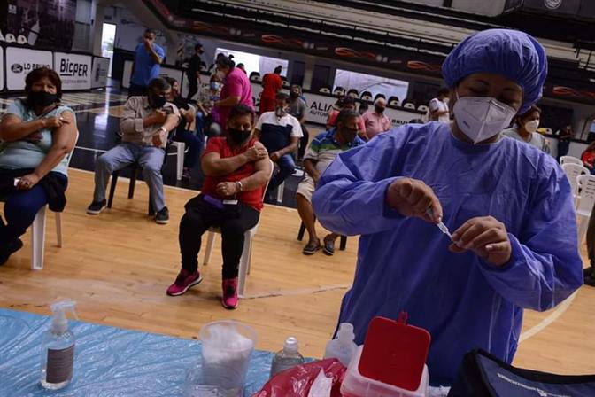 Más del 80% de bandeños de 60 a 69 años recibieron la primera dosis