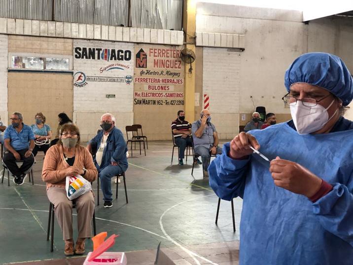 Covid: Cientos de bandeños mayores de 60 recibieron la primera dosis