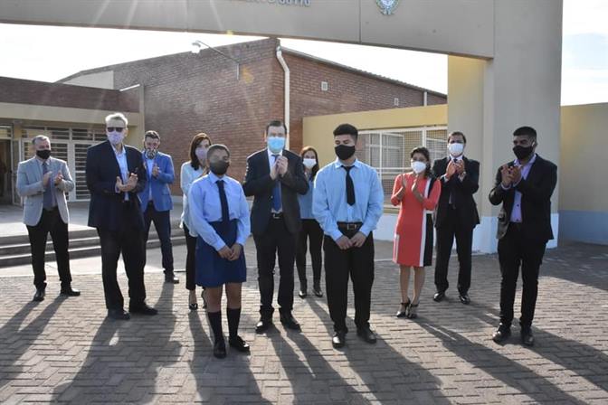 Inauguran un colegio y entregan 40 viviendas en El Cruce Inauguran un colegio y entregan 40 viviendas en El Cruce