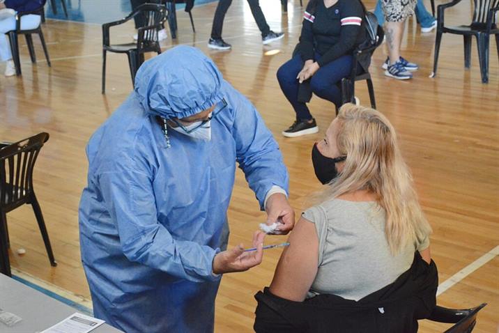 Cientos de personas se vacunaron este jueves en Capital y La Banda