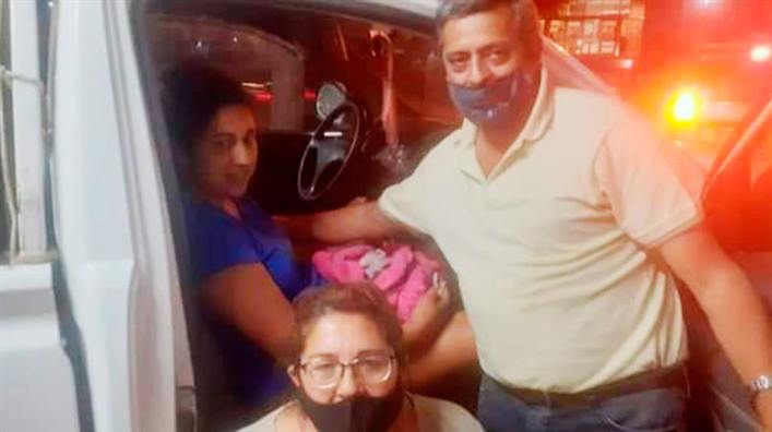 Un comisionado ofició de partero en plena ruta