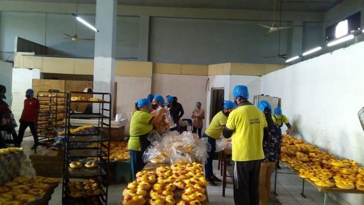 Reparten 900 roscas de pascuas en merenderos y comedores Reparten 900 roscas de pascuas en merenderos y comedores