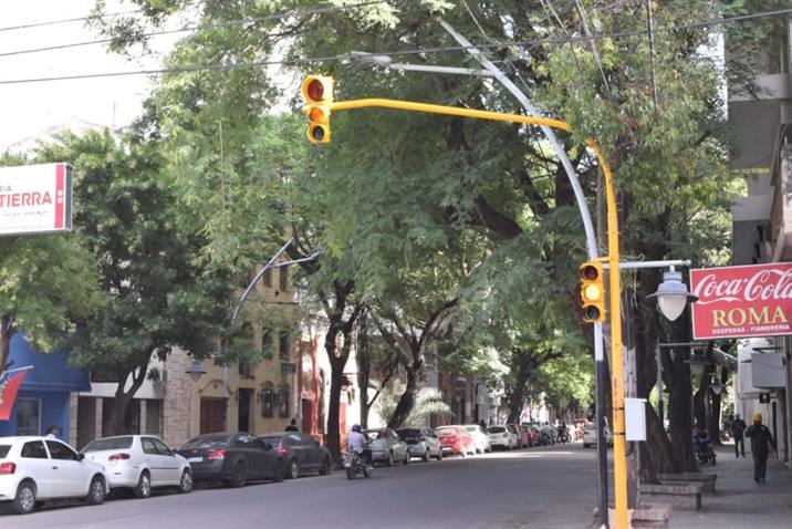 Los nuevos semáforos de avenida Roca funcionarán intermitente