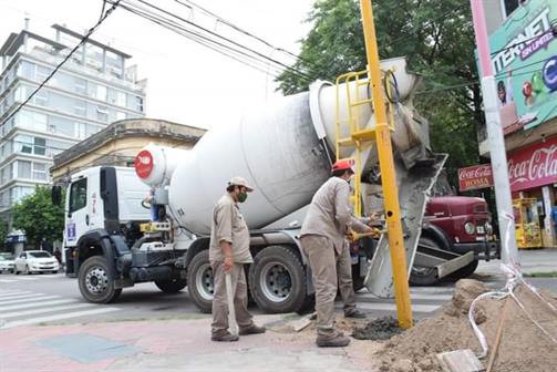 Instalan nuevos semáforos en avenida Roca
