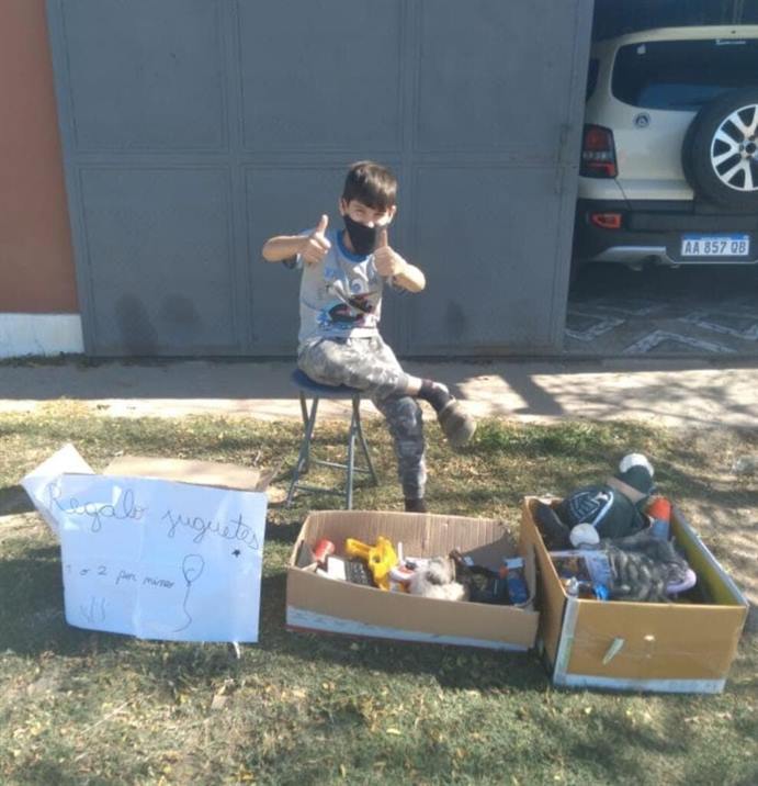 Regaló sus juguetes a otros niños para que se diviertan durante el aislamiento Regaló sus juguetes a otros niños para que se diviertan durante el aislamiento