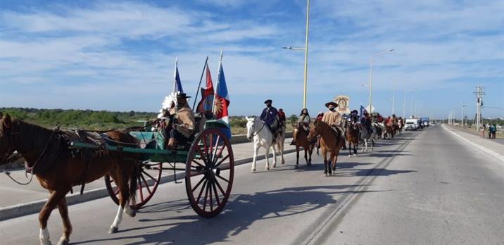 La marcha patriótica homenaje a Güemes pasó por Santiago La marcha patriótica homenaje a Güemes pasó por Santiago